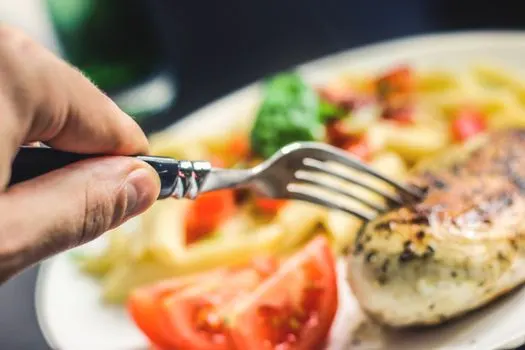 have dinner — ужинать