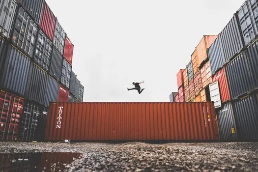 jump out of — выпрыгнуть из
