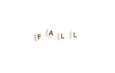 Befall — постигать