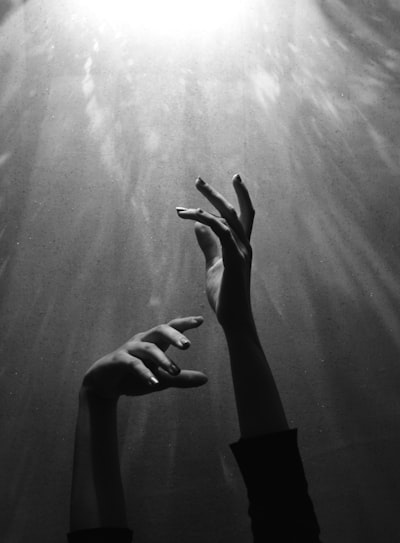 Hand in — сдавать