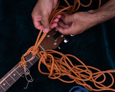 String me along — водить за нос