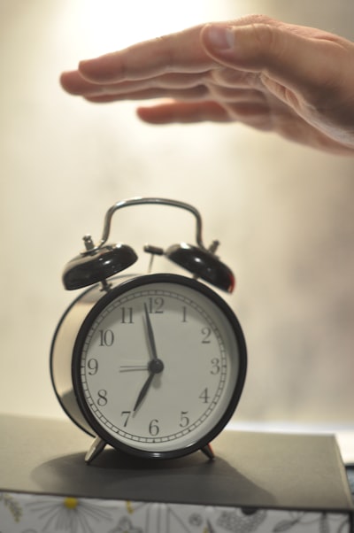The alarm went off — будильник зазвонил