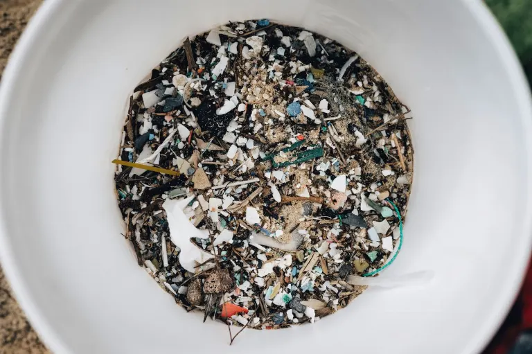 mikroplastmasa — микропластик