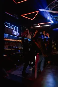 go clubbing — пойти в клуб