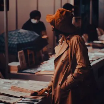 go window shopping — пойти погулять по магазинам, рассматривая витрины.