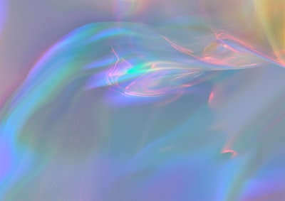 iridescent — переливающийся