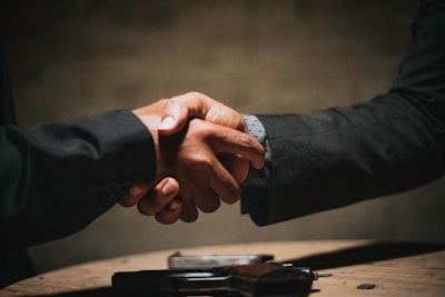 Shake hands with — пожать руку