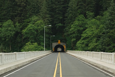 Go to the left — поверните налево