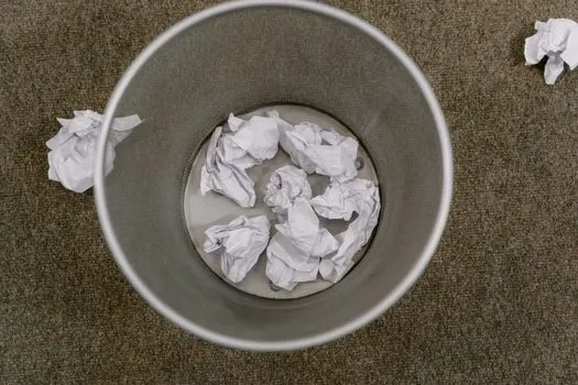 trash can — мусорное ведро