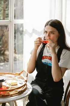 Sipping — потягивая