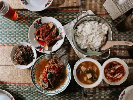 Try local food — Попробуйте местную кухню