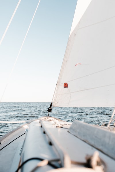 To sail — плыть