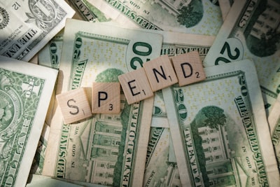 To spend — тратить