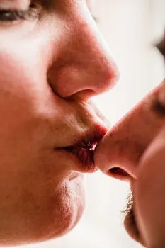 Kiss — Целовать