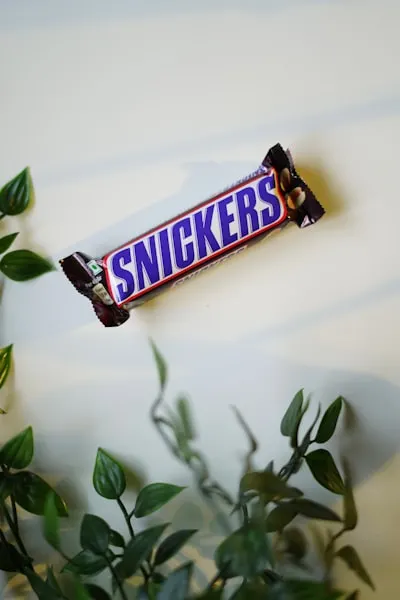 snicker — хихикать