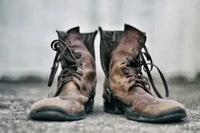 well-worn — поношенный