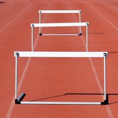 hurdle — препятствие