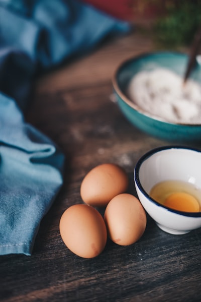 Beat the eggs — взбить яйца