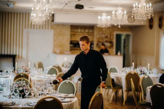 serveur — официант