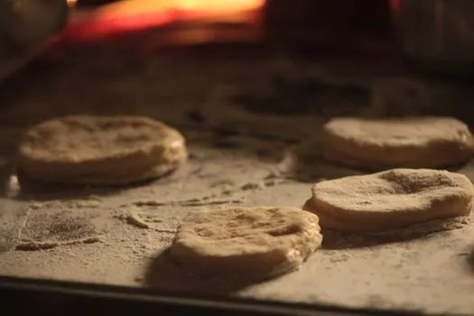 Make biscuits — печь