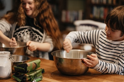 Mein Sohn kocht Essen. — Мой сын готовит еду.