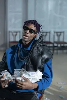 He’s very rich — Он очень богат.