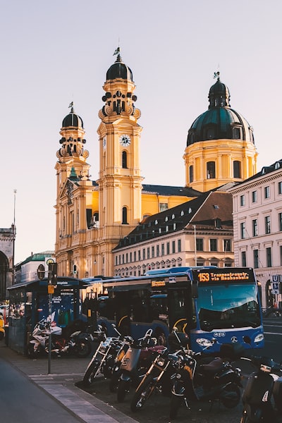 Ich fahre nach München. — Я еду в Мюнхен.