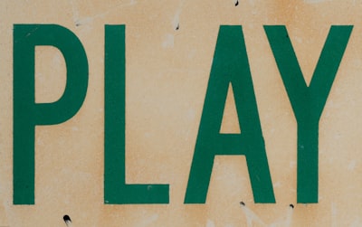 Play hard to get — строить недотрогу