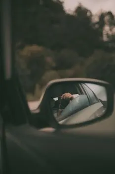 rearview mirror — зеркало заднего вида
