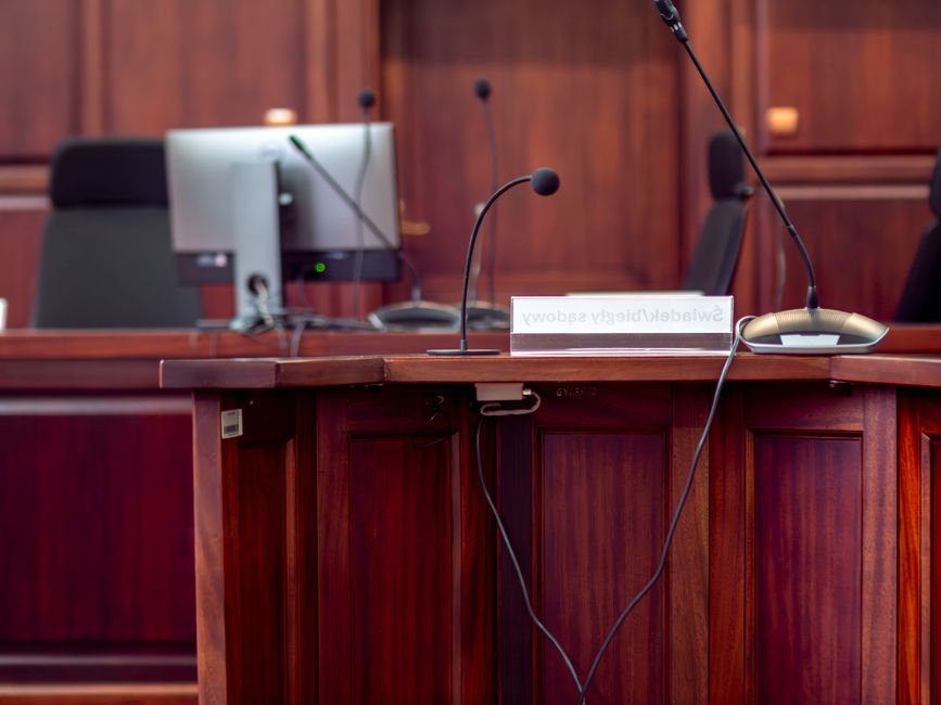 Witness stand — место для дачи показаний