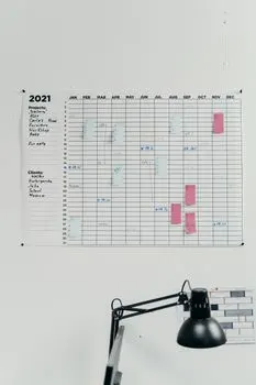 maiņu grafiks — график смен