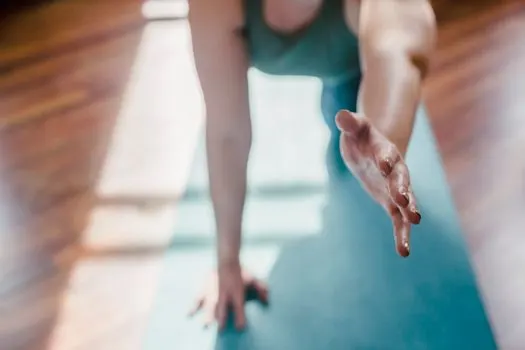 Hold out a hand — Протяните руку