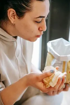 munch on snacks — перекусить