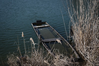 sink in the lake — утонуть в озере