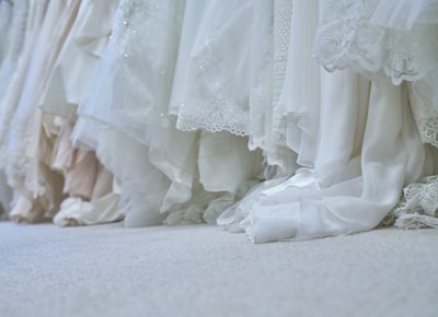 The bottom of the dress has ruffles — низ платья с оборками