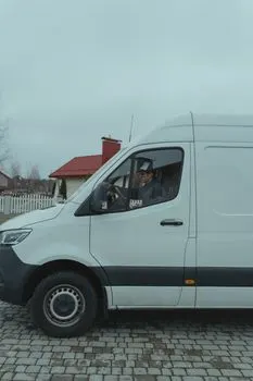 Kada dolazi kurir? — когда придёт курьер?