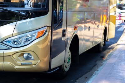 autobus wahadłowy — автобус-шаттл