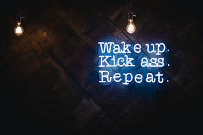 Kick up a fuss — поднять шум