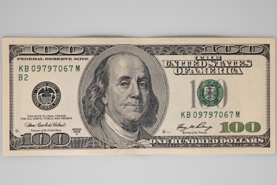 dólar — доллар
