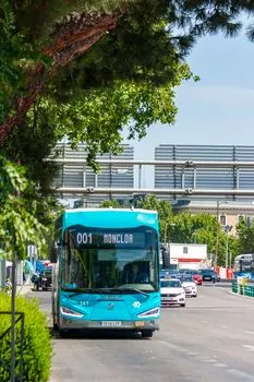 Ide li ovaj autobus do centra? — этот автобус идёт до центра?