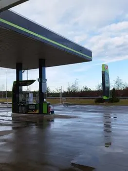 benzinska pumpa — заправка