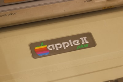 applauded — аплодировал
