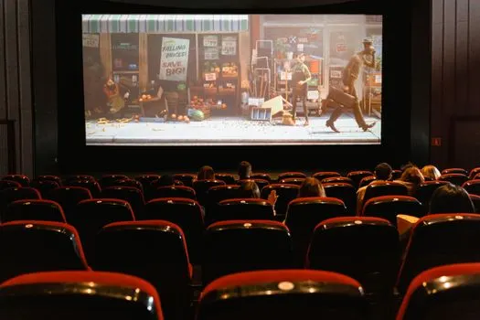 catch a film in theaters — посмотреть фильм в кинотеатре