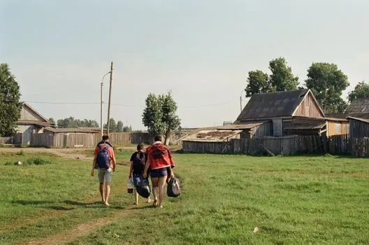 go on trips to the countryside — совершать поездки за город