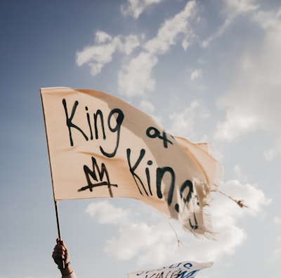 To be king over someone — царствовать над