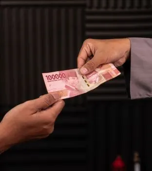 handed the money — передал деньги