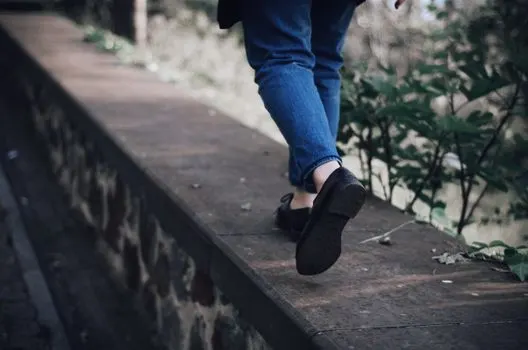 Walks — ходит