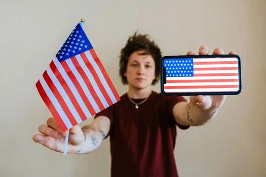 She is from the United States — Она из Соединенных Штатов.