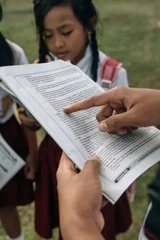 Come to school on time every day — Приходите в школу вовремя каждый день.