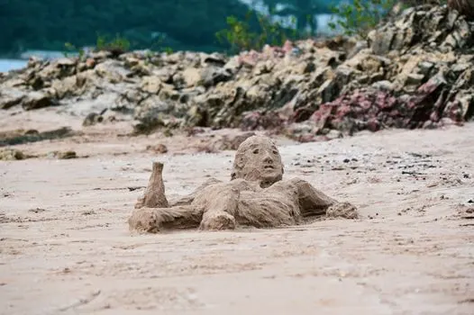 eine Sandburg bauen — построить замок из песка